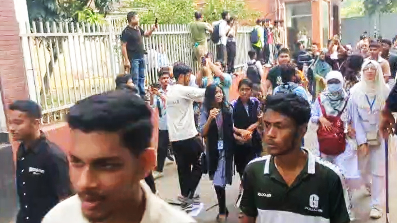 আইনশৃঙ্খলা বাহিনীর বাধা পেরিয়ে সচিবালয়ে শিক্ষার্থীরা